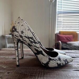 Steve Madden Proto Pointed Pumps, Size 8, Snake Print
